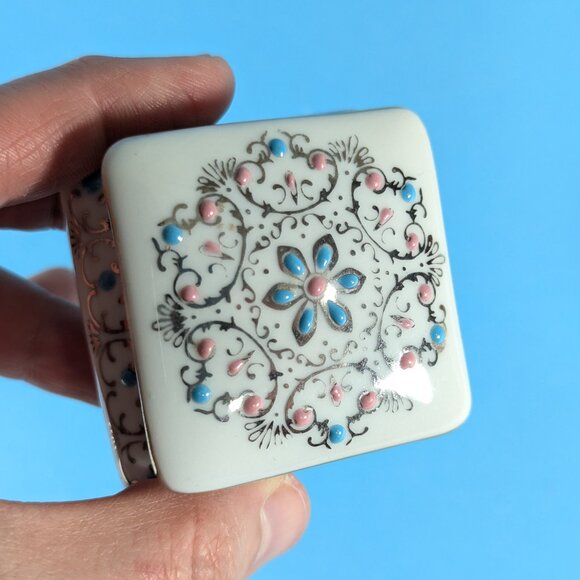 White porcelain lidded trinket box with silver, blue and pink pattern - Picture 11 of 11